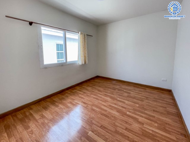 *****ทาวน์เฮ้าส์มือสองย่านนนทบุรี ม.เดอะโมดิช บางบัวทอง บนเนื้อที่ 19.5 ตร.ว. ฟังก์ชันจัดหนักจัดเต็ม 4 ห้องนอน 2 ห้องน้ำ 1 ที่จอดรถ บ้านราคาถูกสุดในโครงการ!  บนทำเลเชื่อมต่อหลายเส้นทาง ใกล้เซ็นทรัลเวสต์เกต และรถไฟฟ้าสายสีม่วง "สถานีคลองบางไผ่"